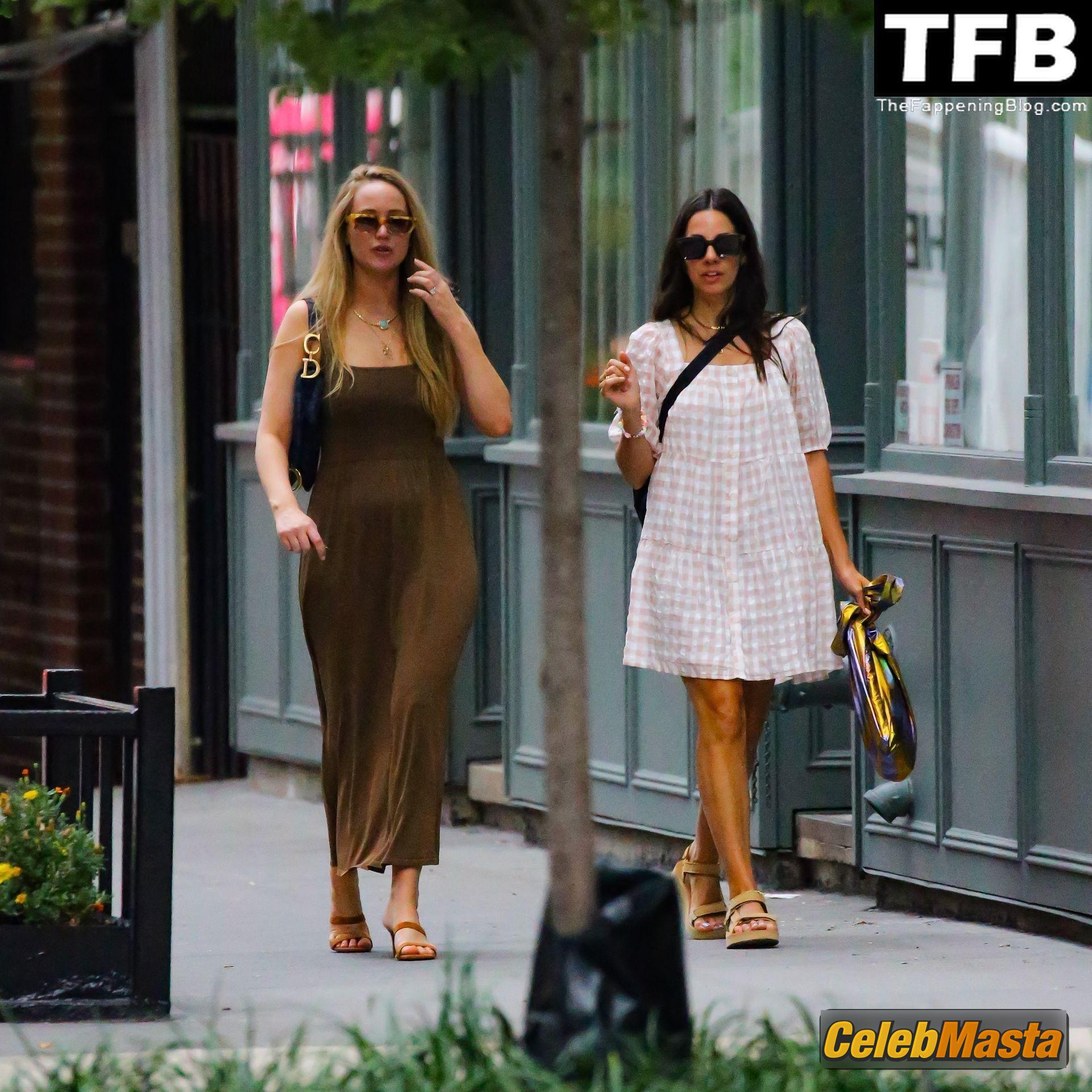 Jennifer Lawrence Jennifer Lawrence Nude Pics from the Set of Jennifer Lawrence Sexy Seen Flaunting Her Hot Tits Alongside Her Friend Out In Manhattan - Photo 9 of 13