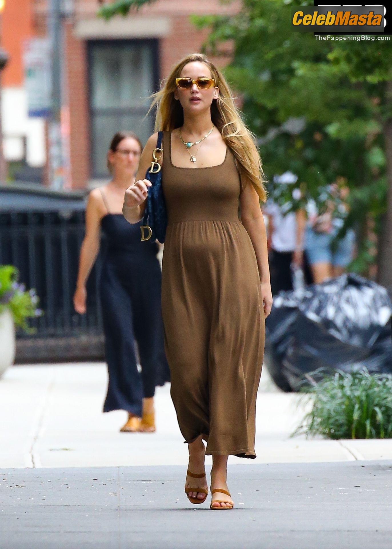 Jennifer Lawrence Jennifer Lawrence Nude Pics from the Set of Jennifer Lawrence Sexy Seen Flaunting Her Hot Tits Alongside Her Friend Out In Manhattan - Photo 10 of 13