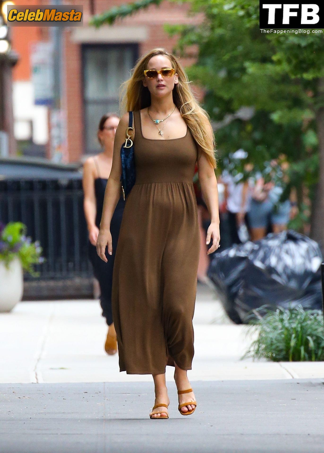 Jennifer Lawrence Jennifer Lawrence Nude Pics from the Set of Jennifer Lawrence Sexy Seen Flaunting Her Hot Tits Alongside Her Friend Out In Manhattan - Photo 12 of 13