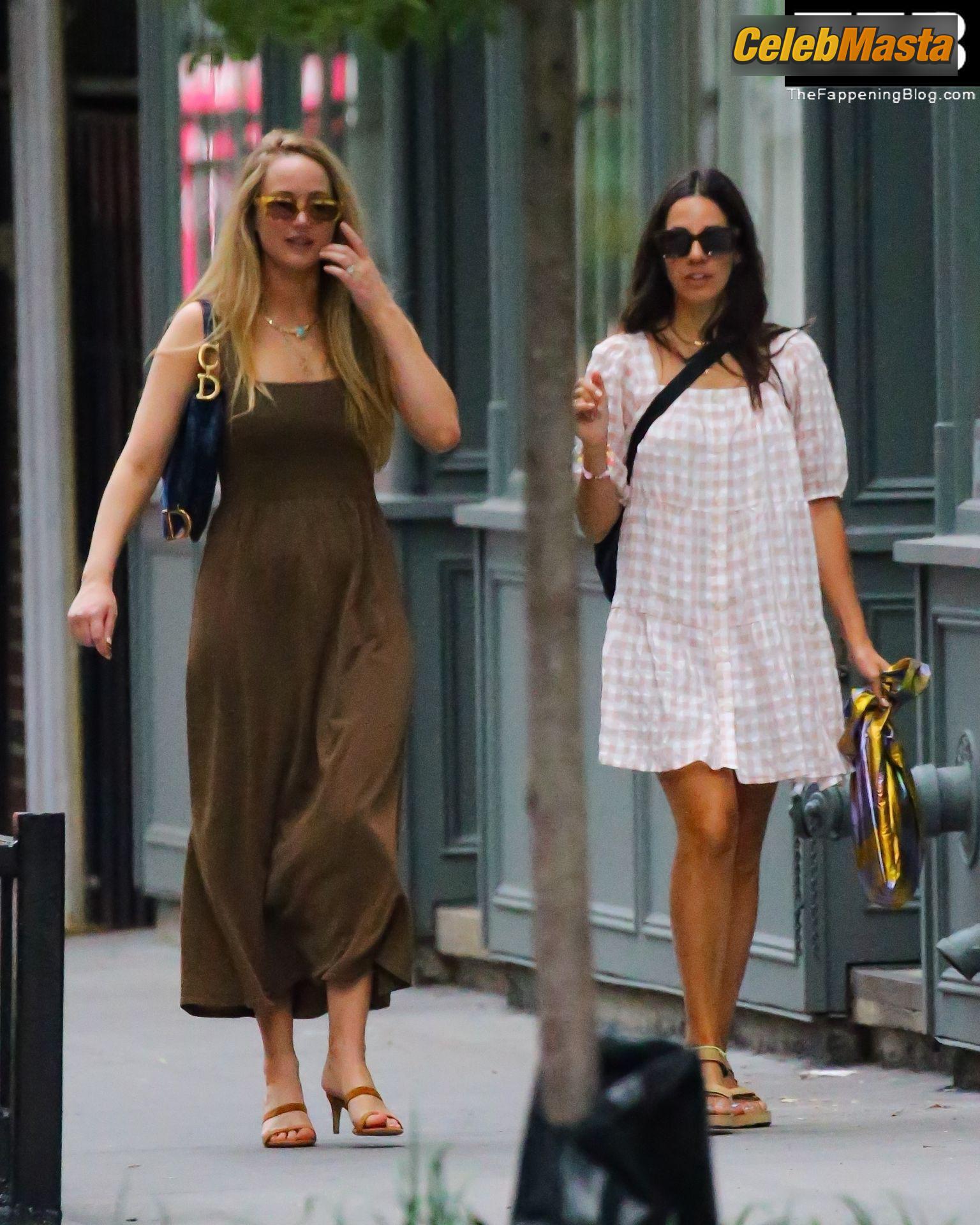 Jennifer Lawrence Jennifer Lawrence Nude Pics from the Set of Jennifer Lawrence Sexy Seen Flaunting Her Hot Tits Alongside Her Friend Out In Manhattan - Photo 13 of 13