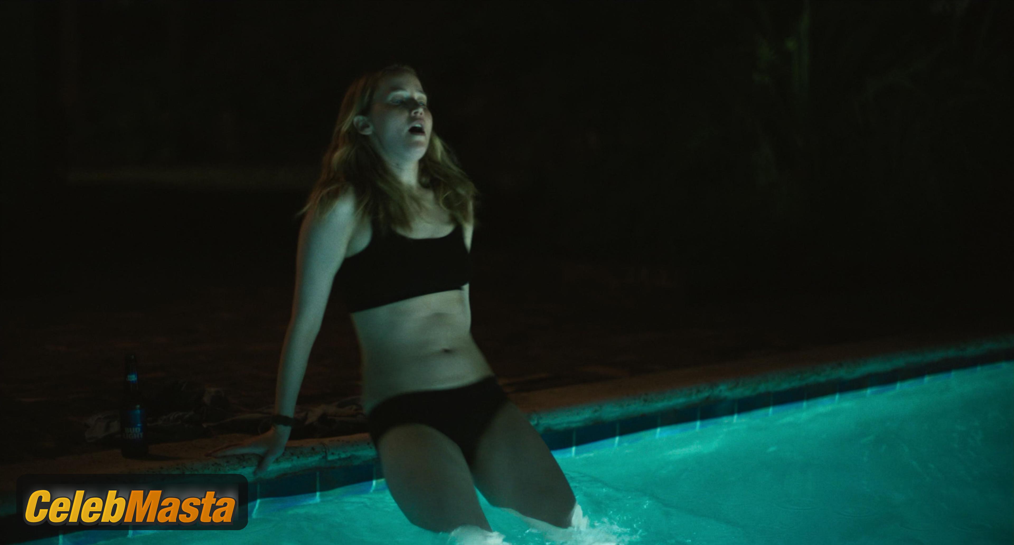 Jennifer Lawrence Nude Photo Gallery: Jennifer Lawrence in Causeway - Photo 9 of 11