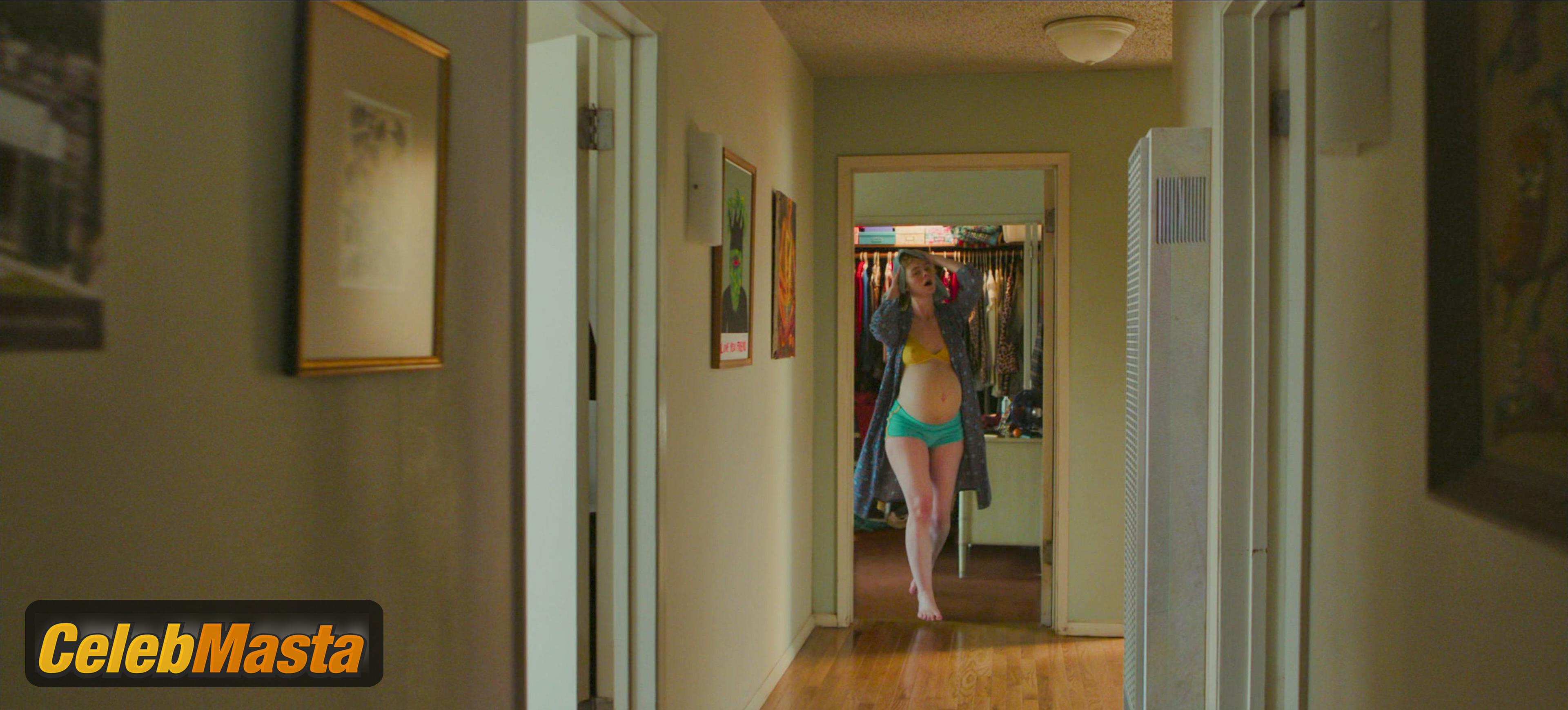 Elle Fanning Nude Photo Gallery: Elle Fanning in Margo's Got Money Troubles - Photo 20 of 44
