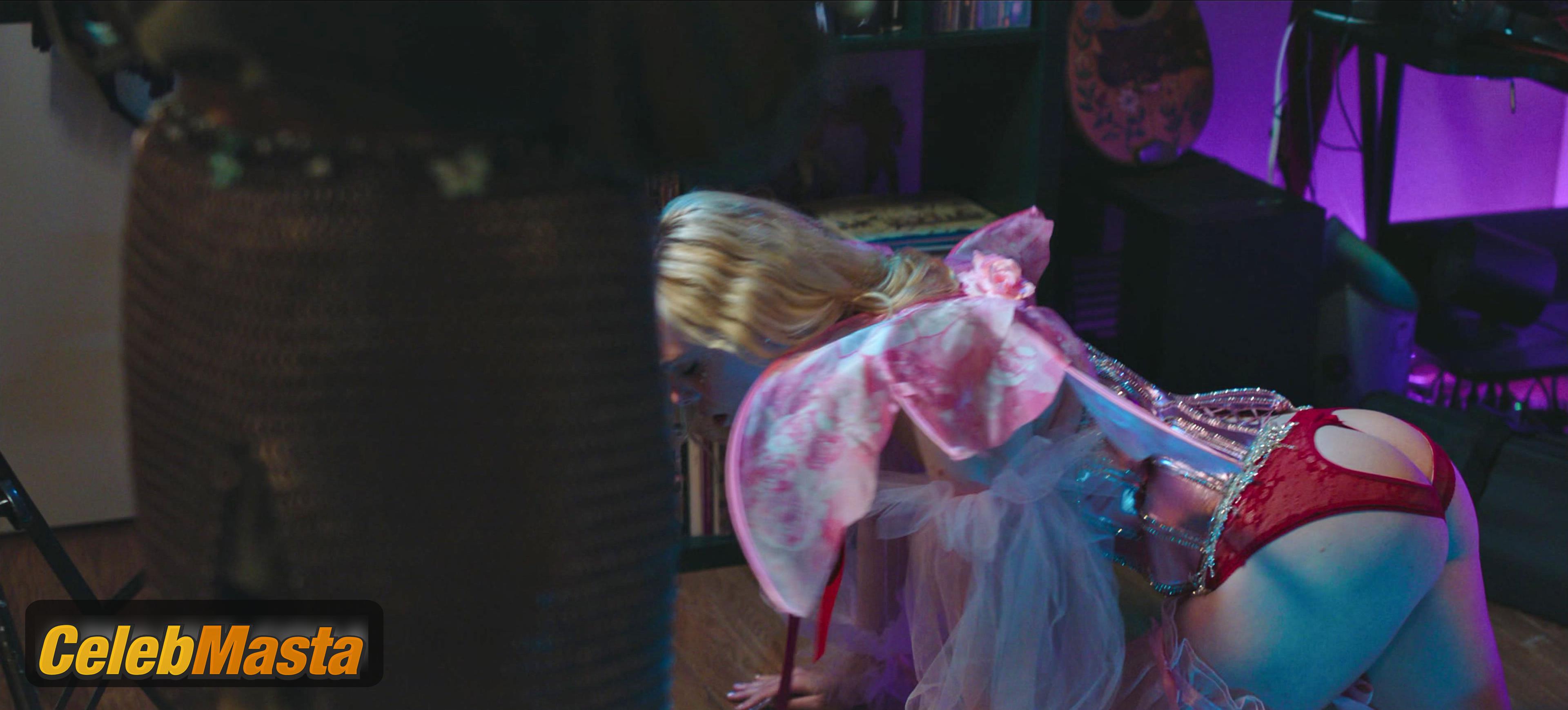 Elle Fanning Nude Photo Gallery: Elle Fanning in Margo's Got Money Troubles - Photo 41 of 44