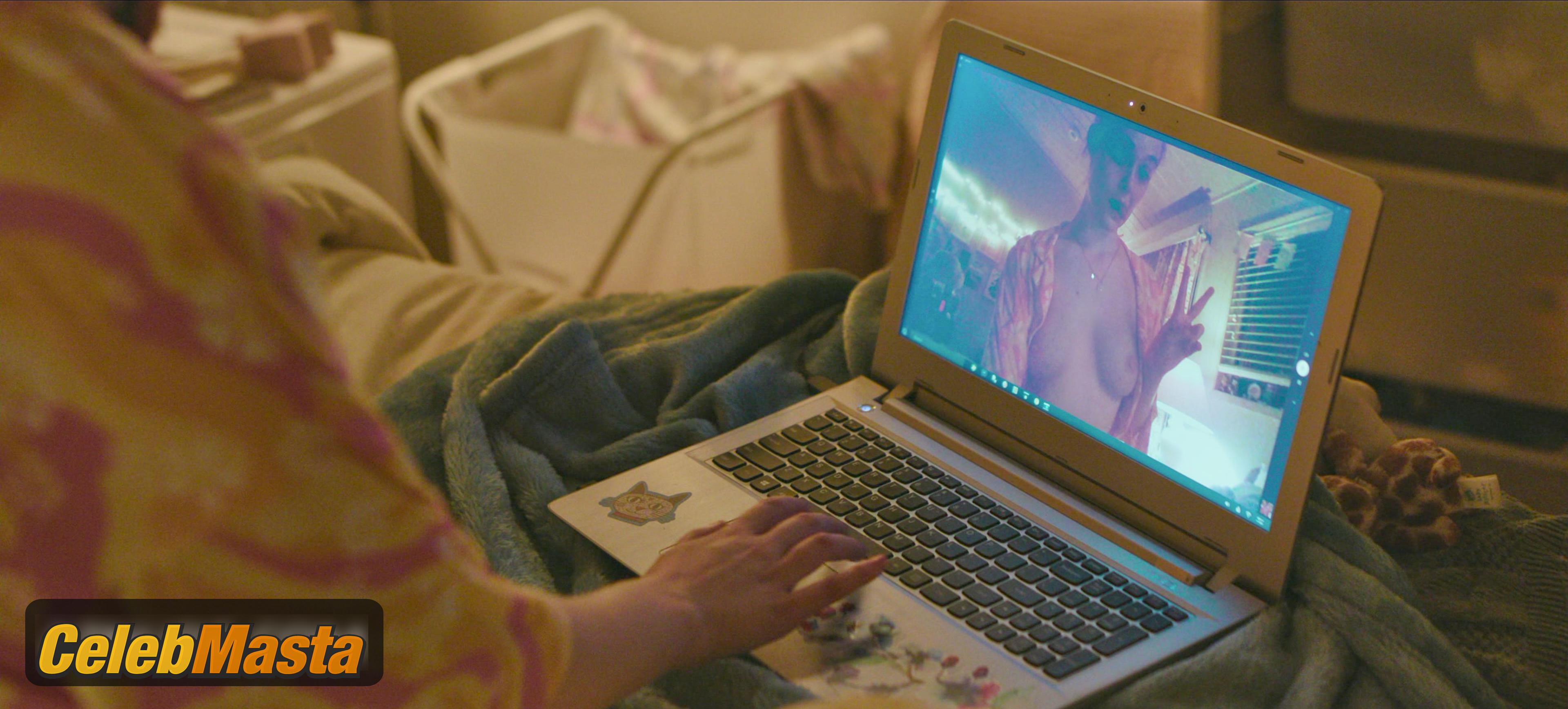 Elle Fanning Nude Photo Gallery: Elle Fanning in Margo's Got Money Troubles - Photo 43 of 44