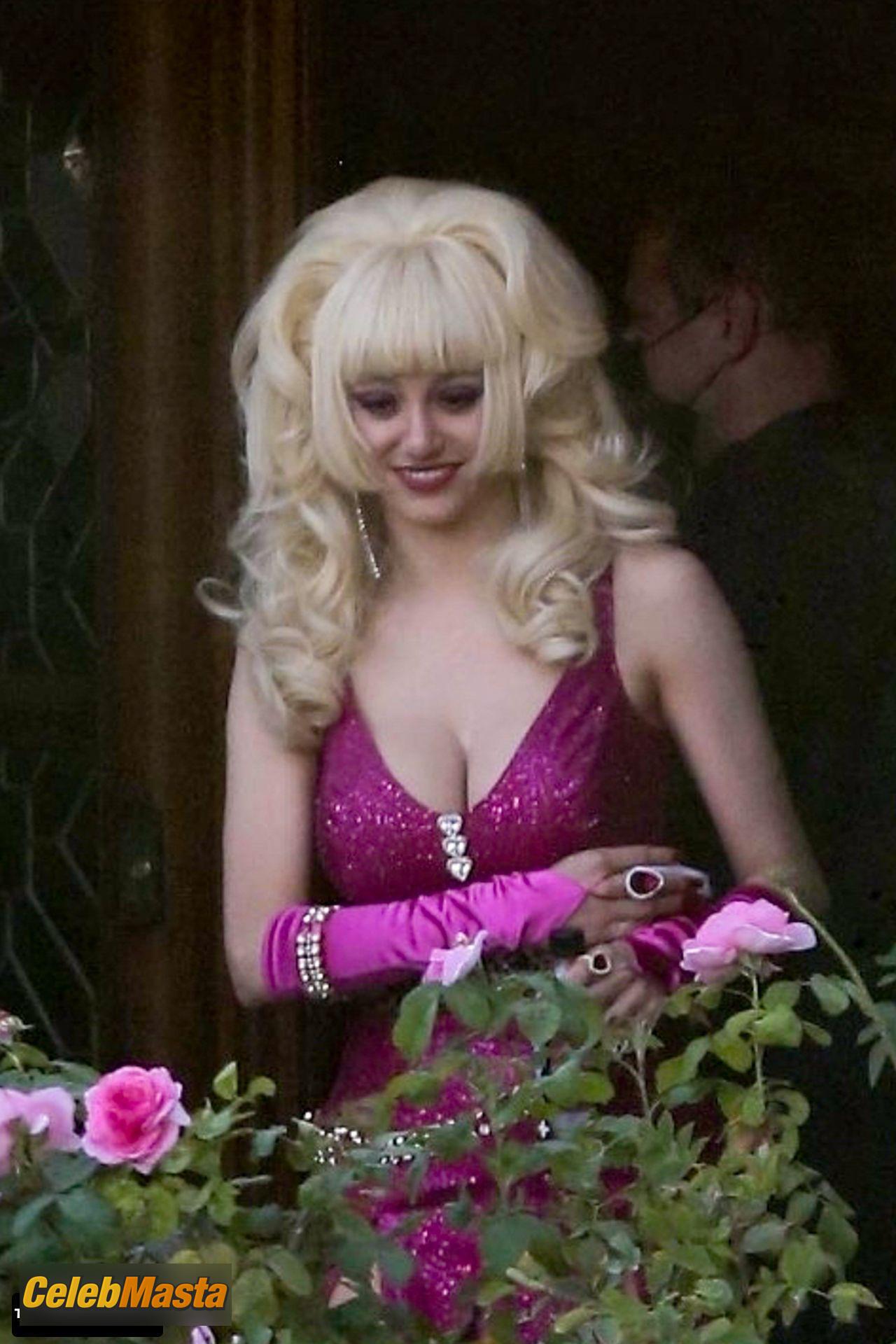 Emmy Rossum Emmy Rossum Pics: Sexy Seen Shooting For Her New Film Angelyne In Hollywood - Photo 28 of 37